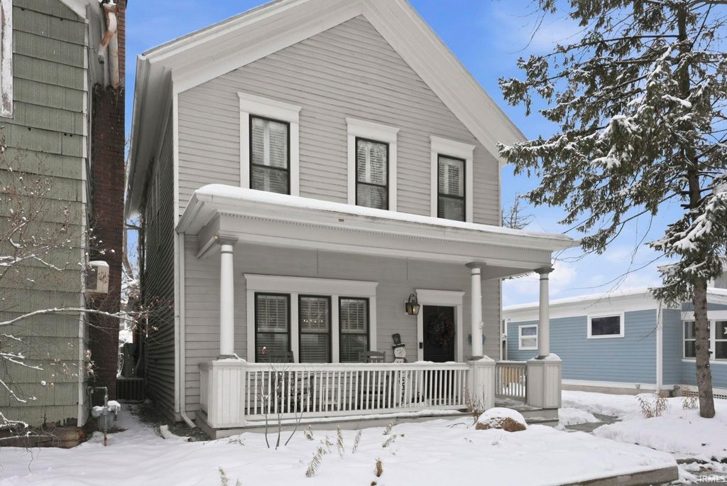 Photo of 824 W Washington Boulevard, Fort Wayne, IN 46802 (MLS # 202548074)