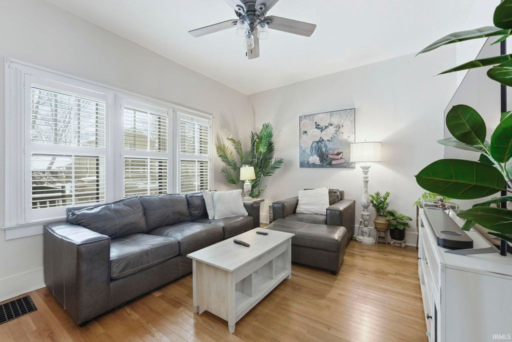 Photo of 824 W Washington Boulevard, Fort Wayne, IN 46802 (MLS # 202548074)