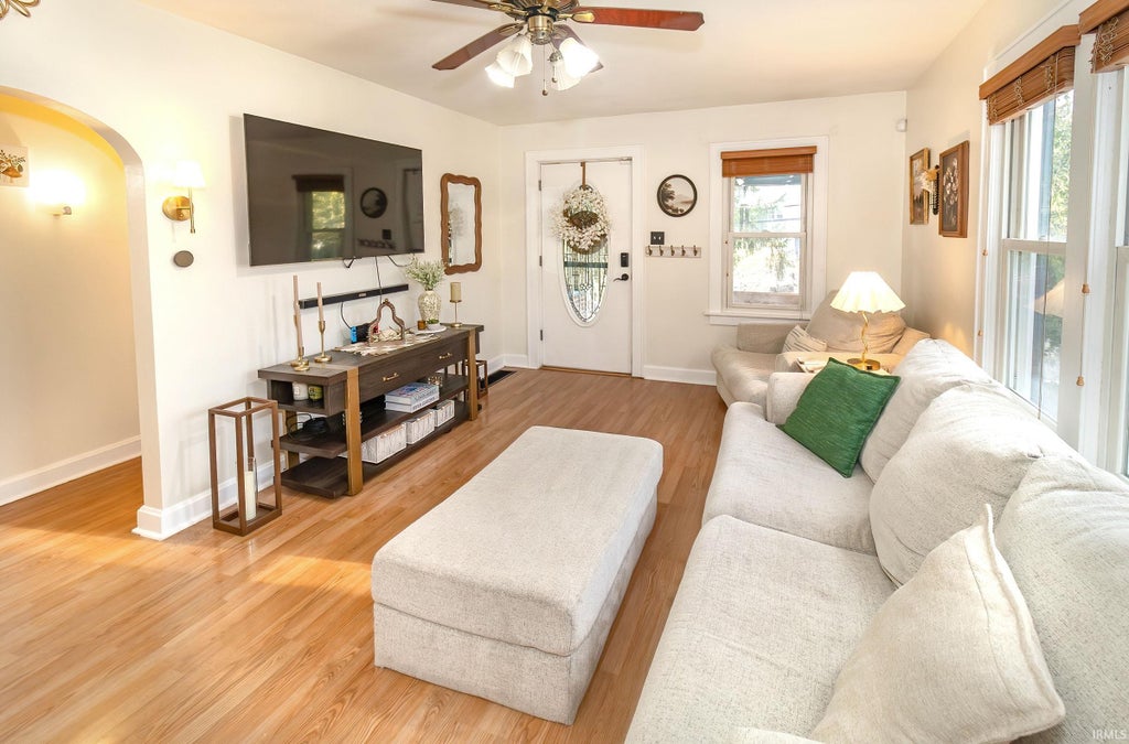 Photo of 3714 Broadway Avenue, Evansville, IN 47712 (MLS # 202638345)