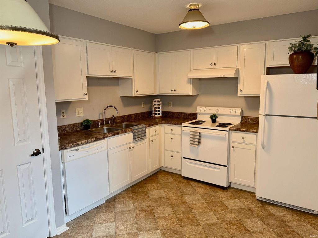 Photo of 910 Park Central Drive #910 B, Indianapolis, IN 46260 (MLS # 202536417)