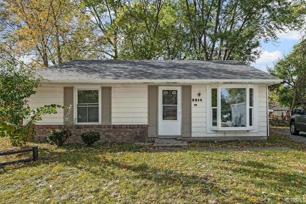 Photo for 3314 Pickwick Court, Lafayette, IN 47909 (MLS # 202542986)