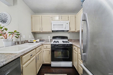 Tiny photo for 1433 N Oakhill Drive, South Bend, IN 46637 (MLS # 202626608)