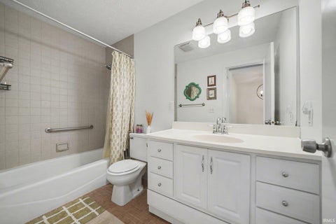 Tiny photo for 1433 N Oakhill Drive, South Bend, IN 46637 (MLS # 202626608)