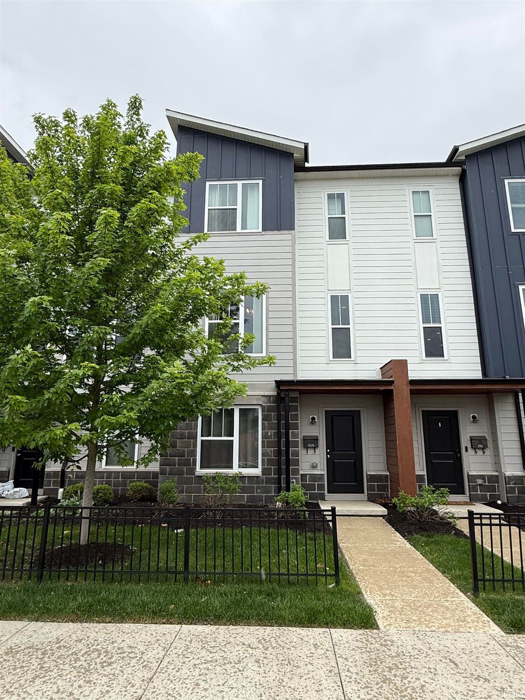 Photo of 2909 Kirkbride Way, Indianapolis, IN 46222 (MLS # 202618966)