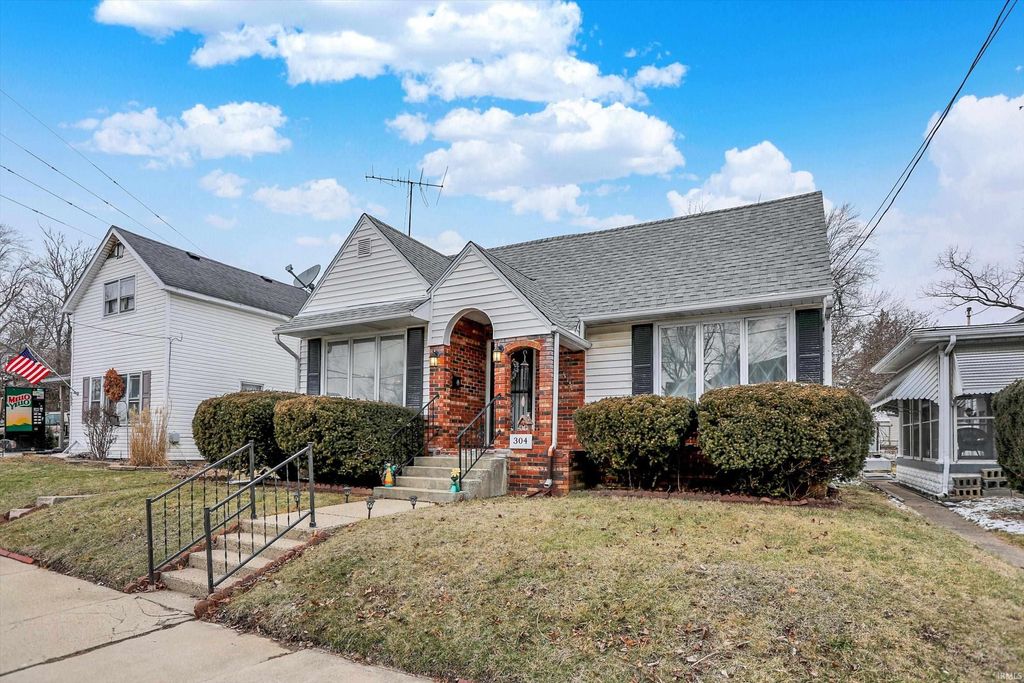 Photo of 304 E Highland Avenue, Muncie, IN 47303 (MLS # 202606065)