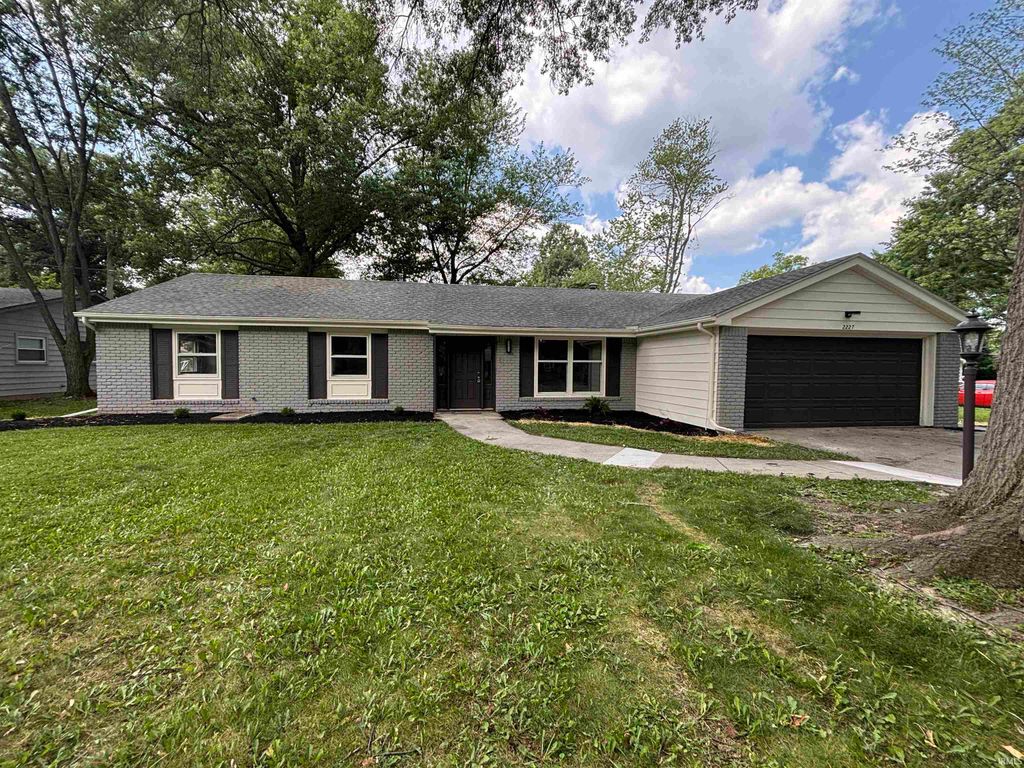 Photo of 2227 Lakeland Lane, Fort Wayne, IN 46815 (MLS # 202549273)