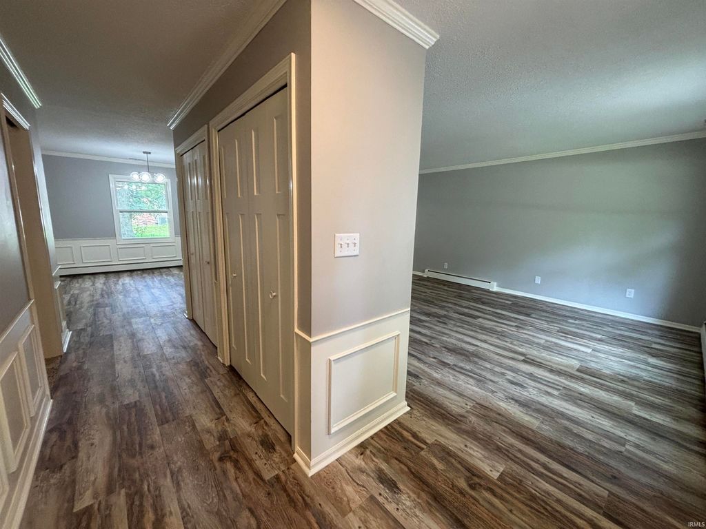 Photo of 2227 Lakeland Lane, Fort Wayne, IN 46815 (MLS # 202549273)