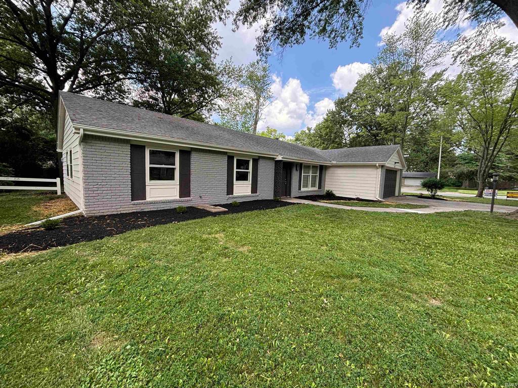 Photo of 2227 Lakeland Lane, Fort Wayne, IN 46815 (MLS # 202549273)