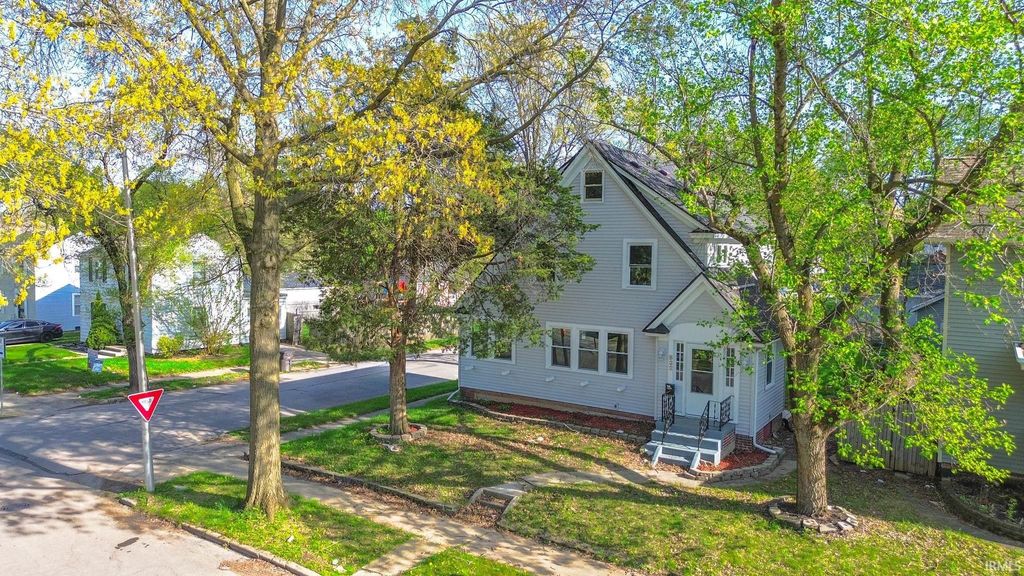 Photo of 832 Hamilton Avenue, Fort Wayne, IN 46806 (MLS # 202602601)