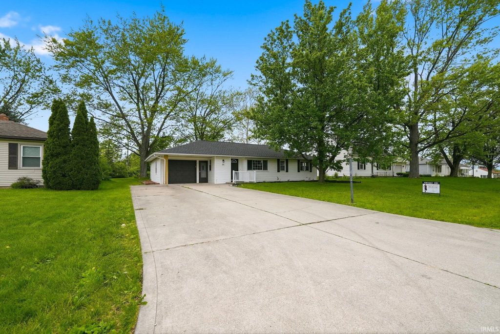 Photo of 2132 Medford Drive, Fort Wayne, IN 46803 (MLS # 202618663)