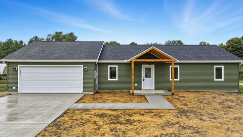 Photo of 418 S Washington Street, Pierceton, IN 46562 (MLS # 202541029)
