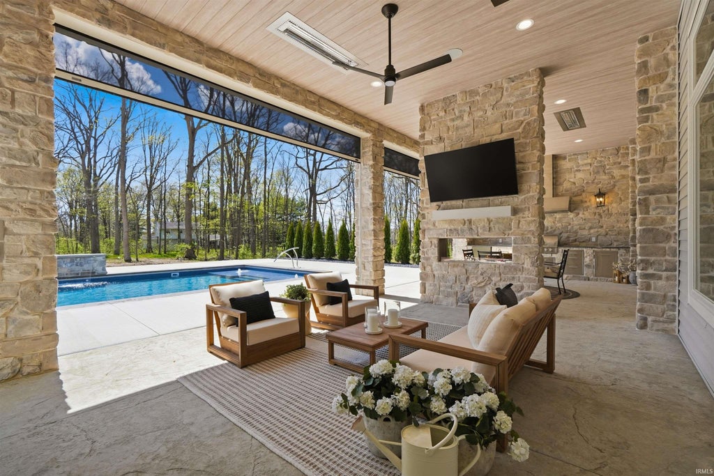 Photo of 14546 Magnolia Parkway, Fort Wayne, IN 46845 (MLS # 202641088)