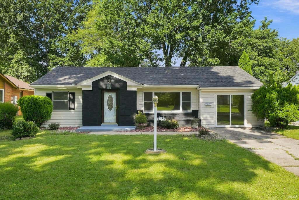 Photo of 4032 Abbott Street, Fort Wayne, IN 46806 (MLS # 202634688)