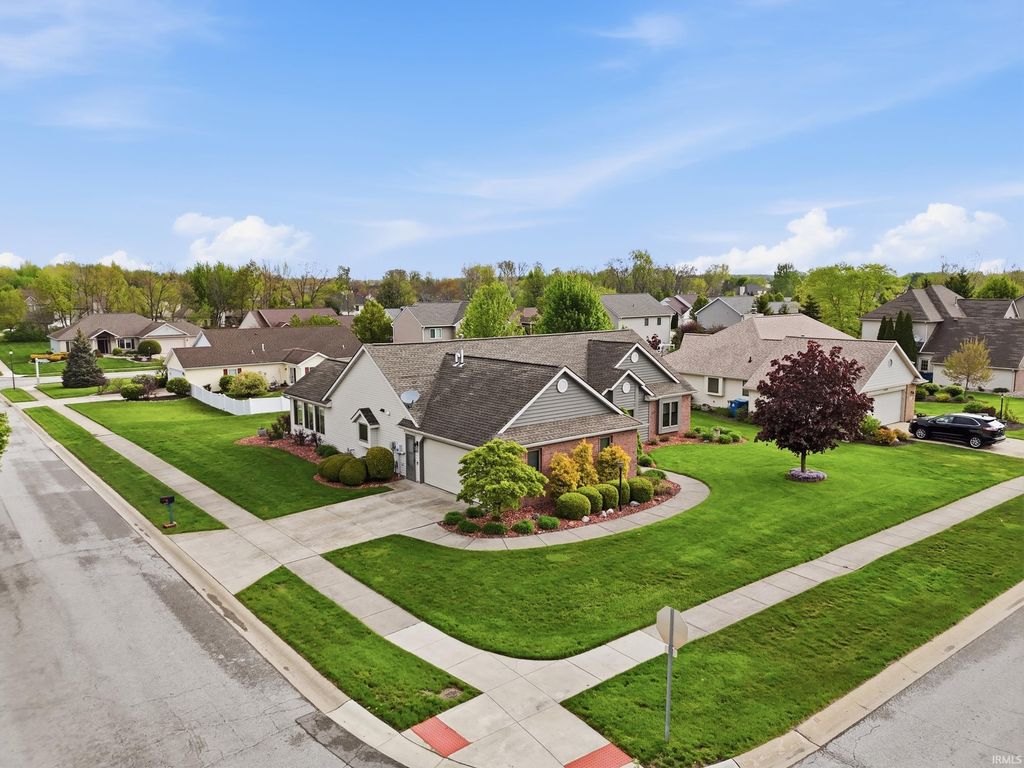 Photo of 1309 Crooked Creek Parkway, Fort Wayne, IN 46845 (MLS # 202615620)