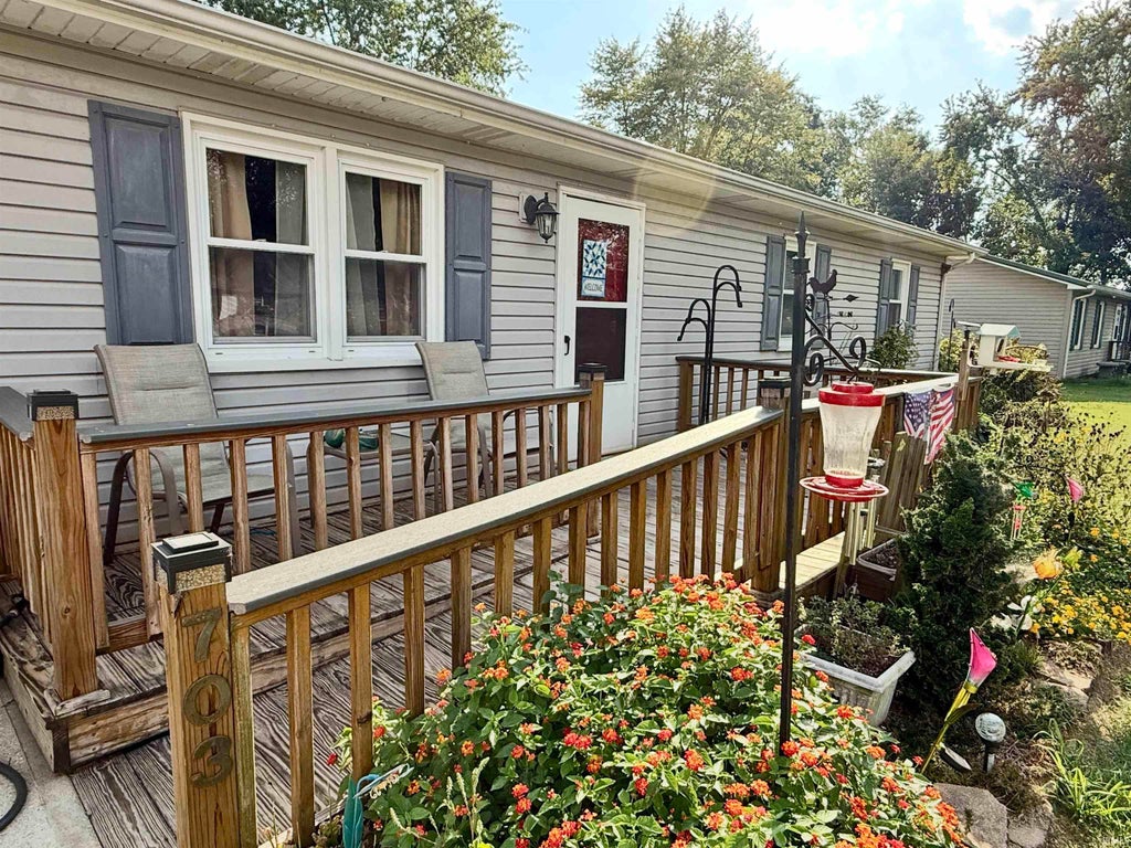 Photo of 703 9th Street, Grandview, IN 47615 (MLS # 202638985)