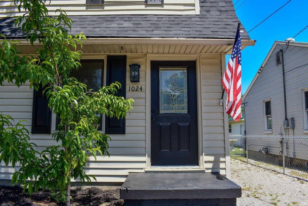 Photo of 1024 Vanderburgh Avenue, Evansville, IN 47711 (MLS # 202617416)