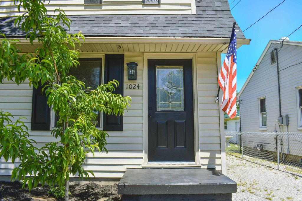 Photo of 1024 Vanderburgh Avenue, Evansville, IN 47711 (MLS # 202617416)