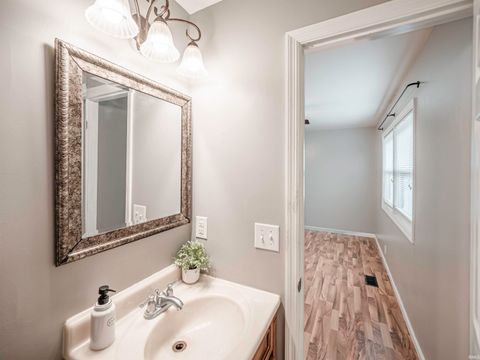 Tiny photo for 922 Forest Glen Drive, Evansville, IN 47712 (MLS # 202536113)