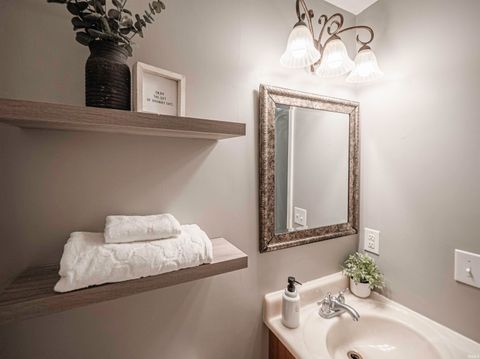 Tiny photo for 922 Forest Glen Drive, Evansville, IN 47712 (MLS # 202536113)