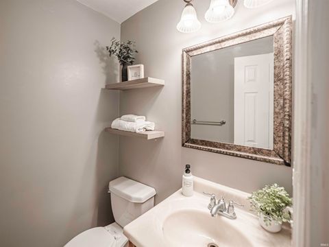 Tiny photo for 922 Forest Glen Drive, Evansville, IN 47712 (MLS # 202536113)