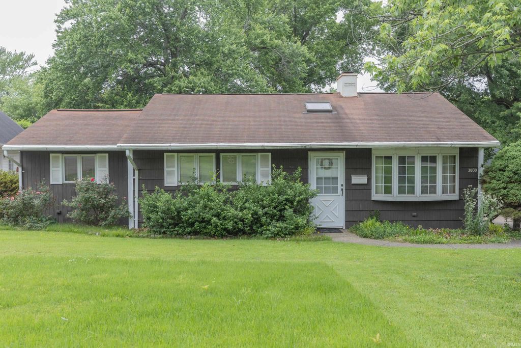 Photo of 3600 Baker Avenue, Evansville, IN 47710 (MLS # 202619705)