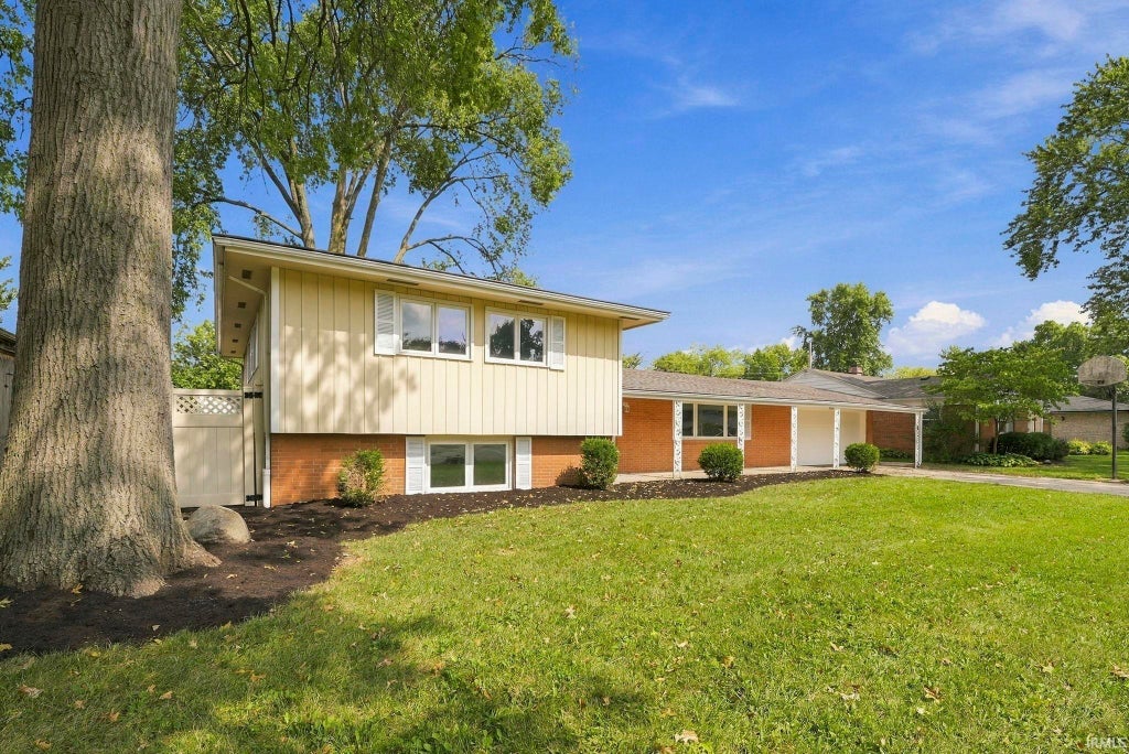 Photo of 2304 W Cambridge Drive, Muncie, IN 47304 (MLS # 202638862)