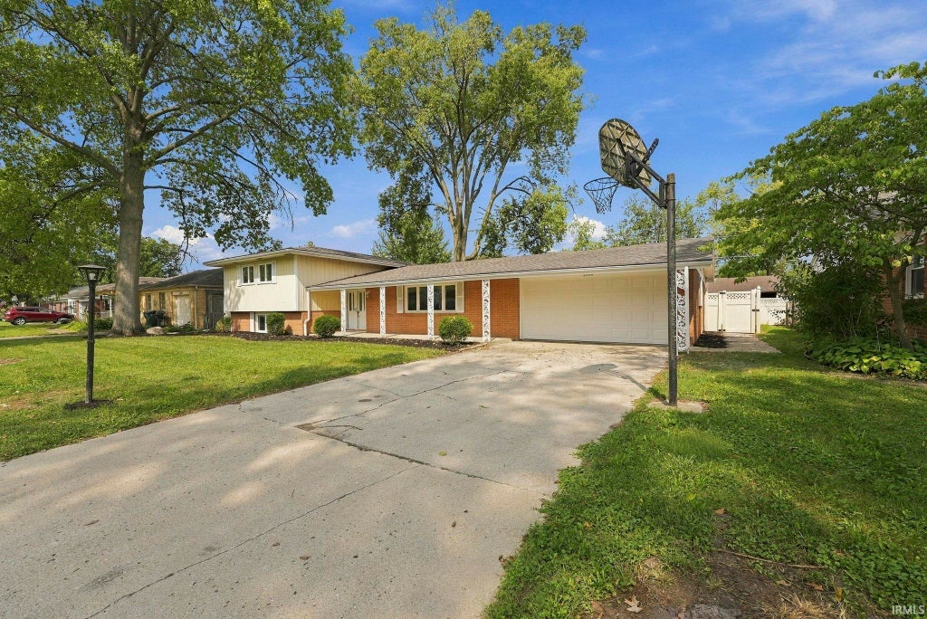 Photo of 2304 W Cambridge Drive, Muncie, IN 47304 (MLS # 202638862)
