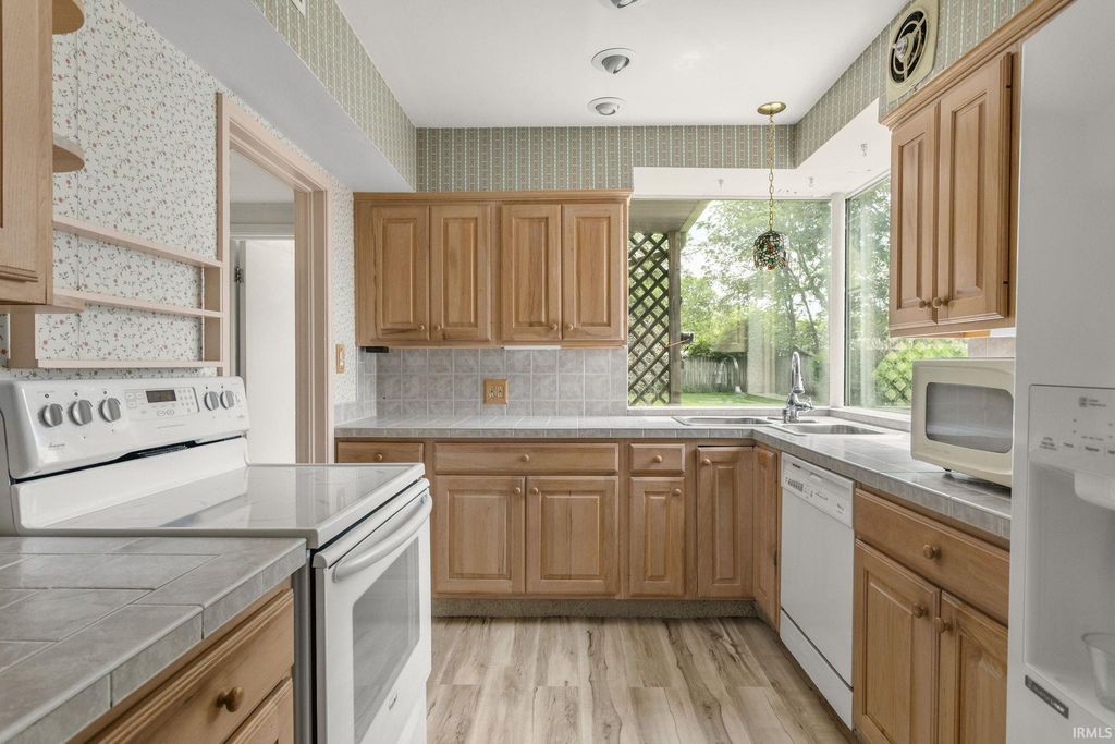 Photo of 156 St. Clair Avenue, Elkhart, IN 46516 (MLS # 202617976)