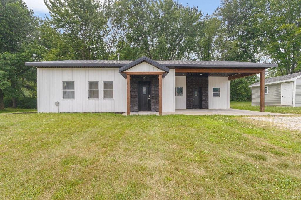 Photo of 11509 N State Road 13, Syracuse, IN 46567 (MLS # 202629180)