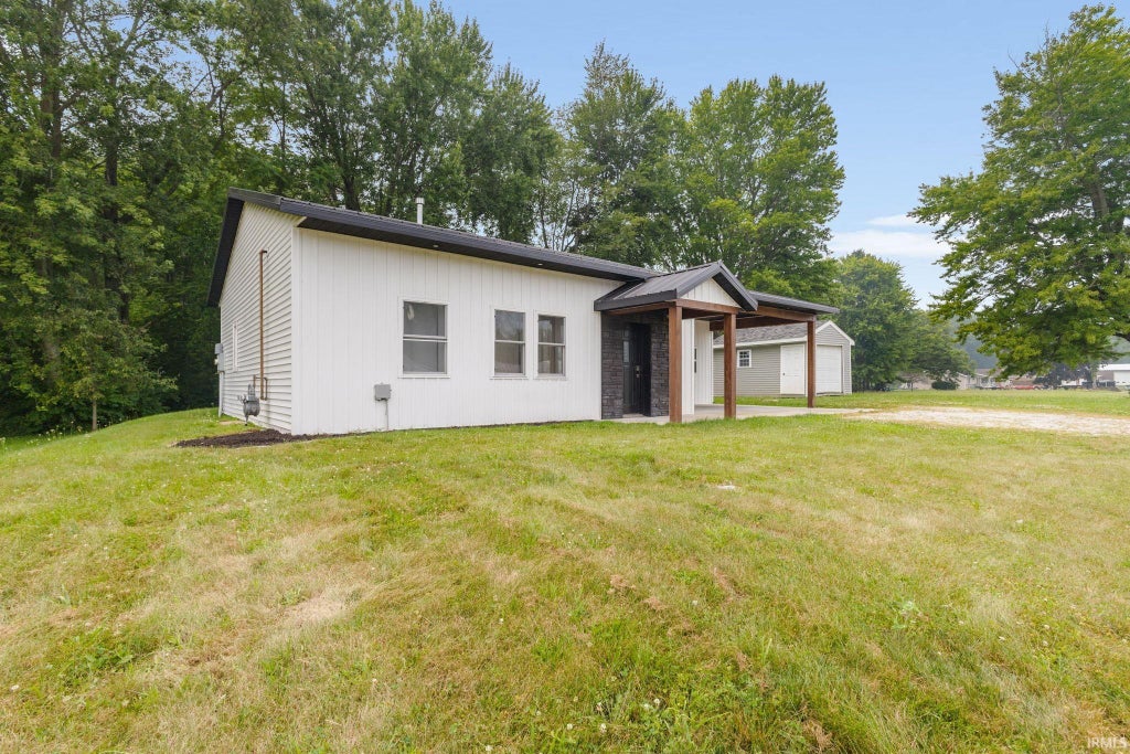 Photo of 11509 N State Road 13, Syracuse, IN 46567 (MLS # 202629180)