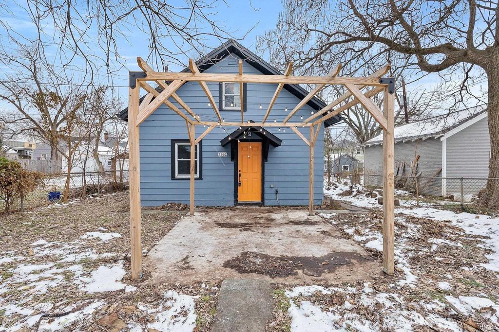 Photo of 3802 Fairfield Avenue, Fort Wayne, IN 46807 (MLS # 202549257)