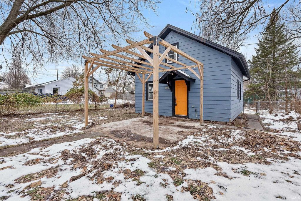 Photo of 3802 Fairfield Avenue, Fort Wayne, IN 46807 (MLS # 202549257)