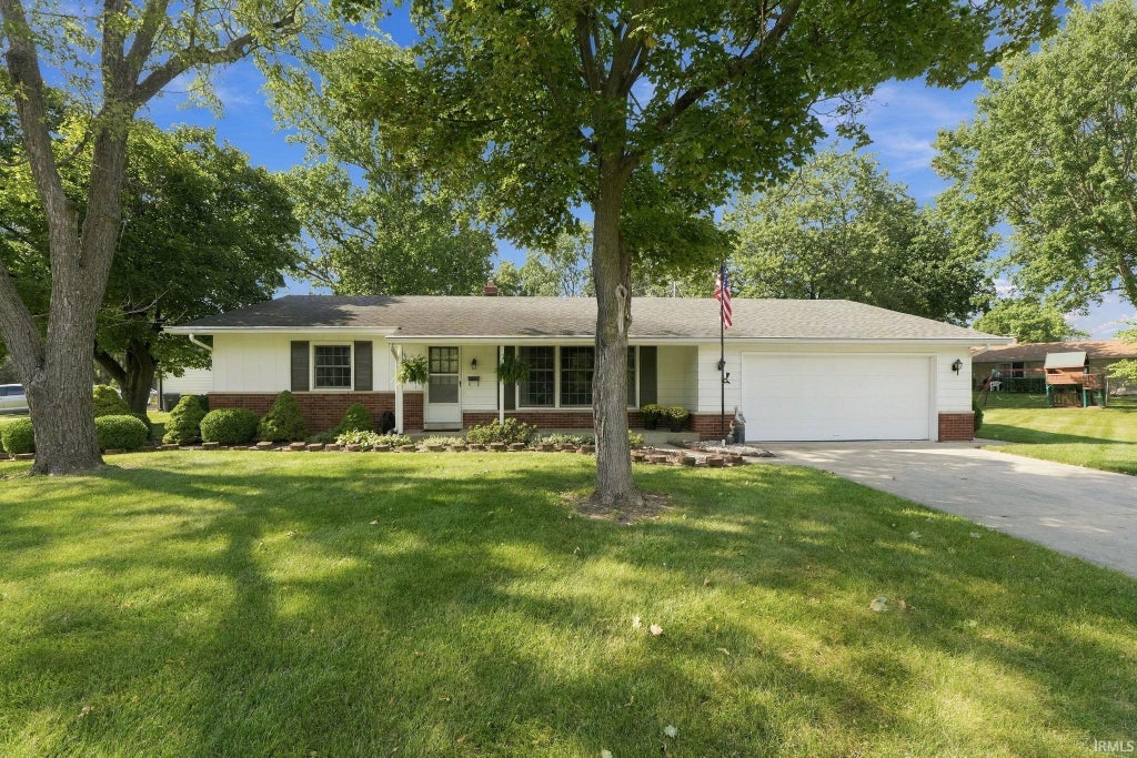 Photo of 2811 Trent Drive, Fort Wayne, IN 46815 (MLS # 202638585)