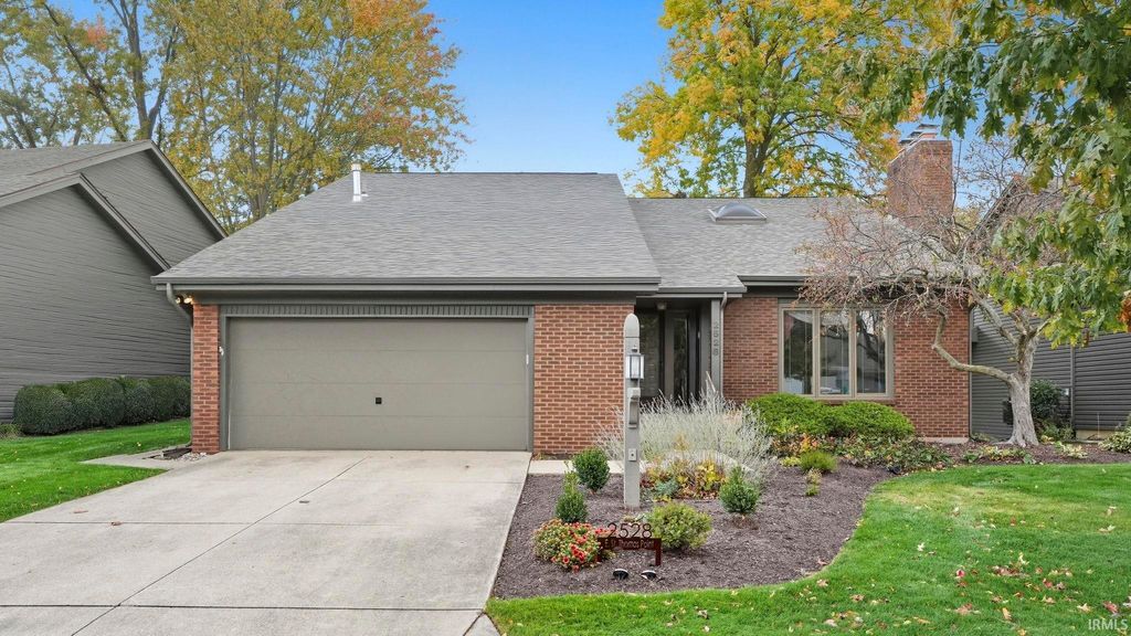 Photo of 2528 E Saint Thomas Point, Fort Wayne, IN 46815 (MLS # 202541132)
