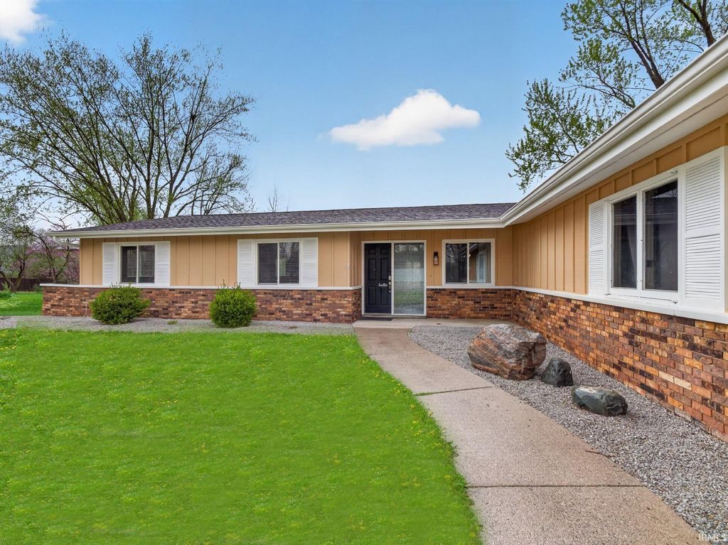 Photo of 1103 Candlewood Way, Fort Wayne, IN 46845 (MLS # 202613461)