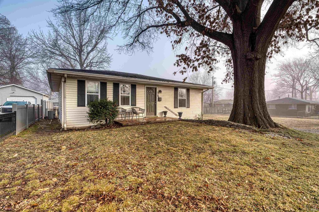 Photo of 2120 Monroe Avenue, Evansville, IN 47714 (MLS # 202605221)
