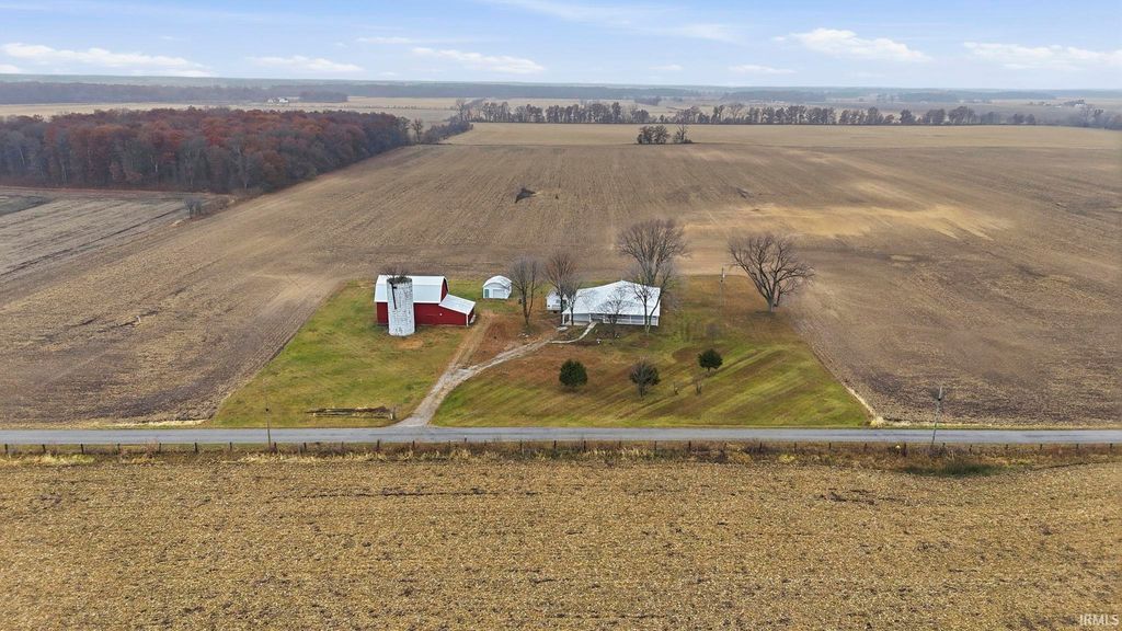 Photo of 8311 N 1050 W, Royal Center, IN 46978 (MLS # 202547177)