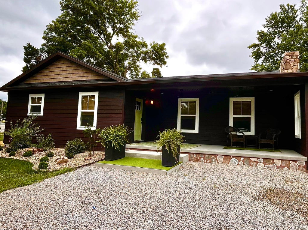 Photo of 623 Monroe Street, Newburgh, IN 47630 (MLS # 202625147)