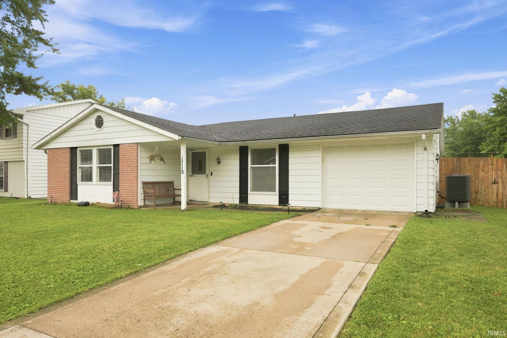 Photo of 1718 E MacGregor Drive, New Haven, IN 46774 (MLS # 202629367)
