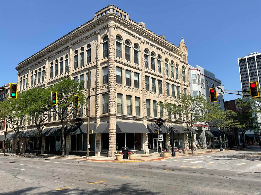 Photo of 112 W Washington Boulevard #319, Fort Wayne, IN 46802 (MLS # 202624370)