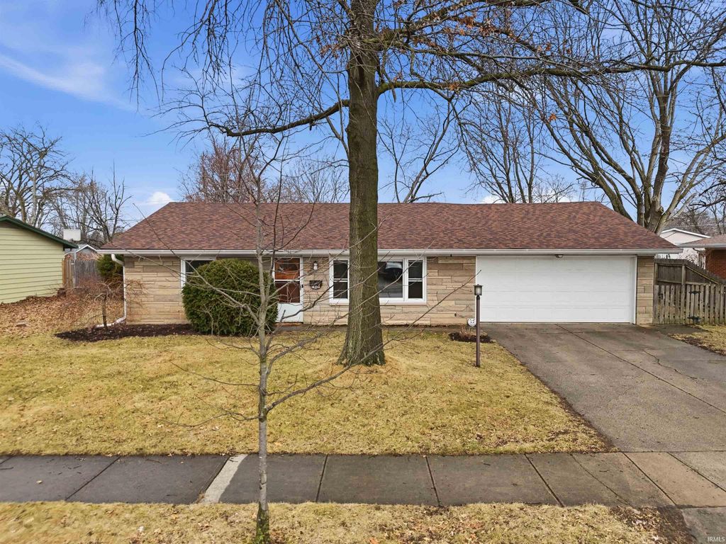 Photo of 940 Hollyhill Drive, Fort Wayne, IN 46819 (MLS # 202607363)