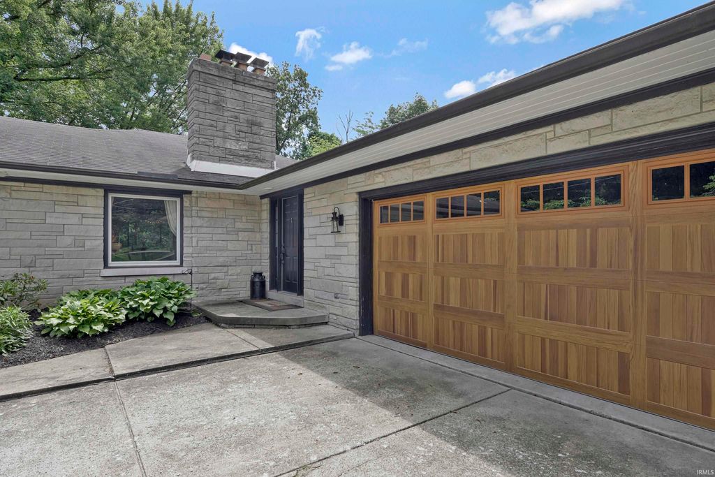 Photo of 8811 Old State Road Road, Evansville, IN 47711 (MLS # 202621067)