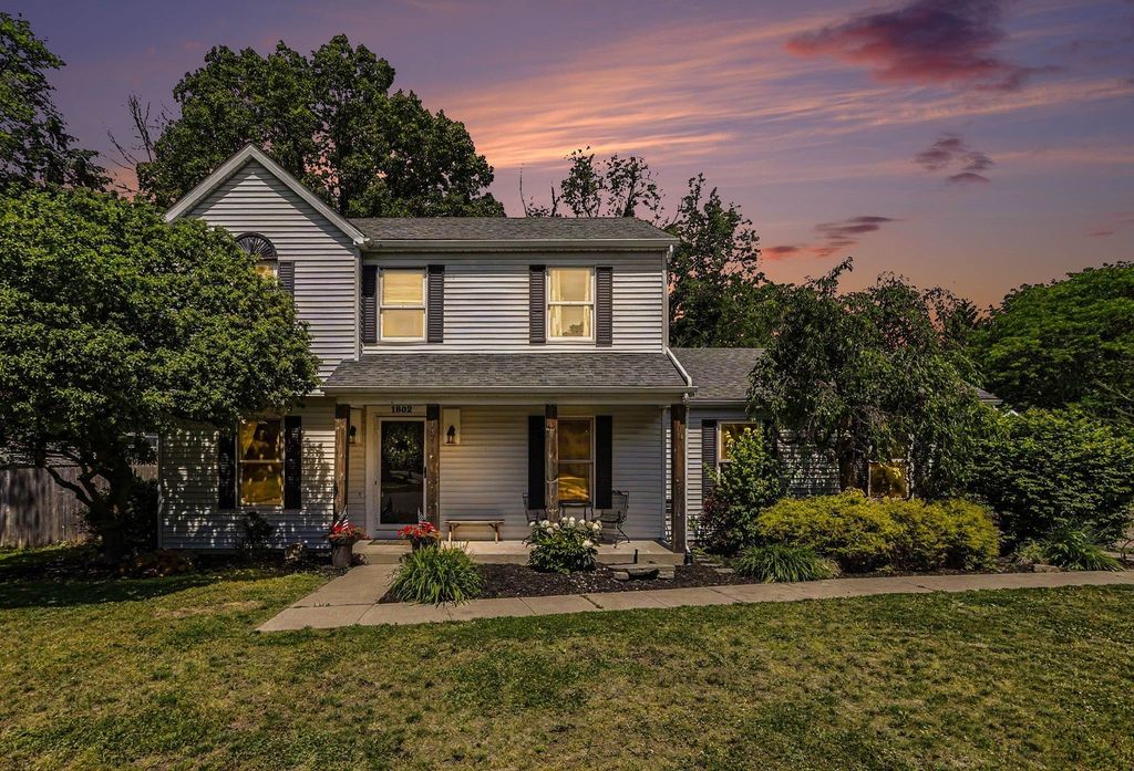 Photo of 1802 Cross Creek Drive, South Bend, IN 46628 (MLS # 202620858)