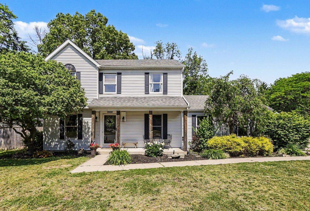 Photo of 1802 Cross Creek Drive, South Bend, IN 46628 (MLS # 202620858)