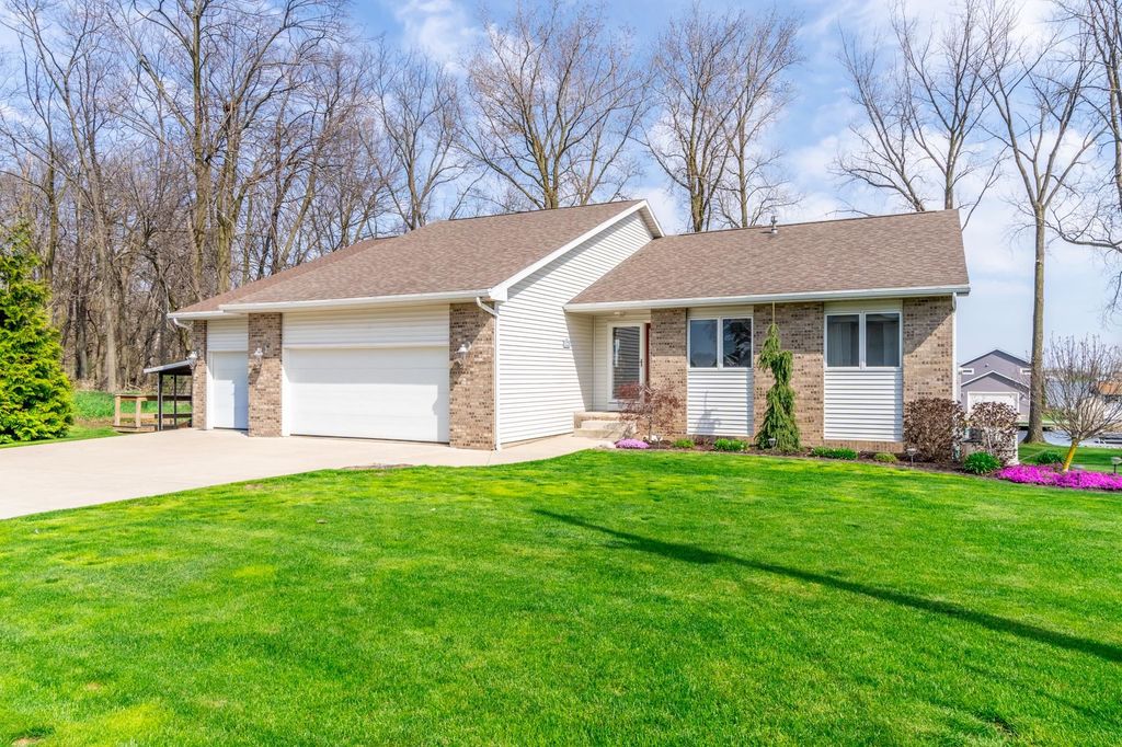 Photo of 640 Ln 201 Lake Pleasant, Fremont, IN 46737 (MLS # 202614339)