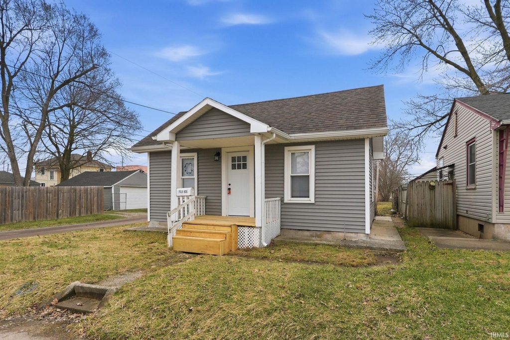 Photo of 2021 Carlton Avenue, Fort Wayne, IN 46802 (MLS # 202607905)