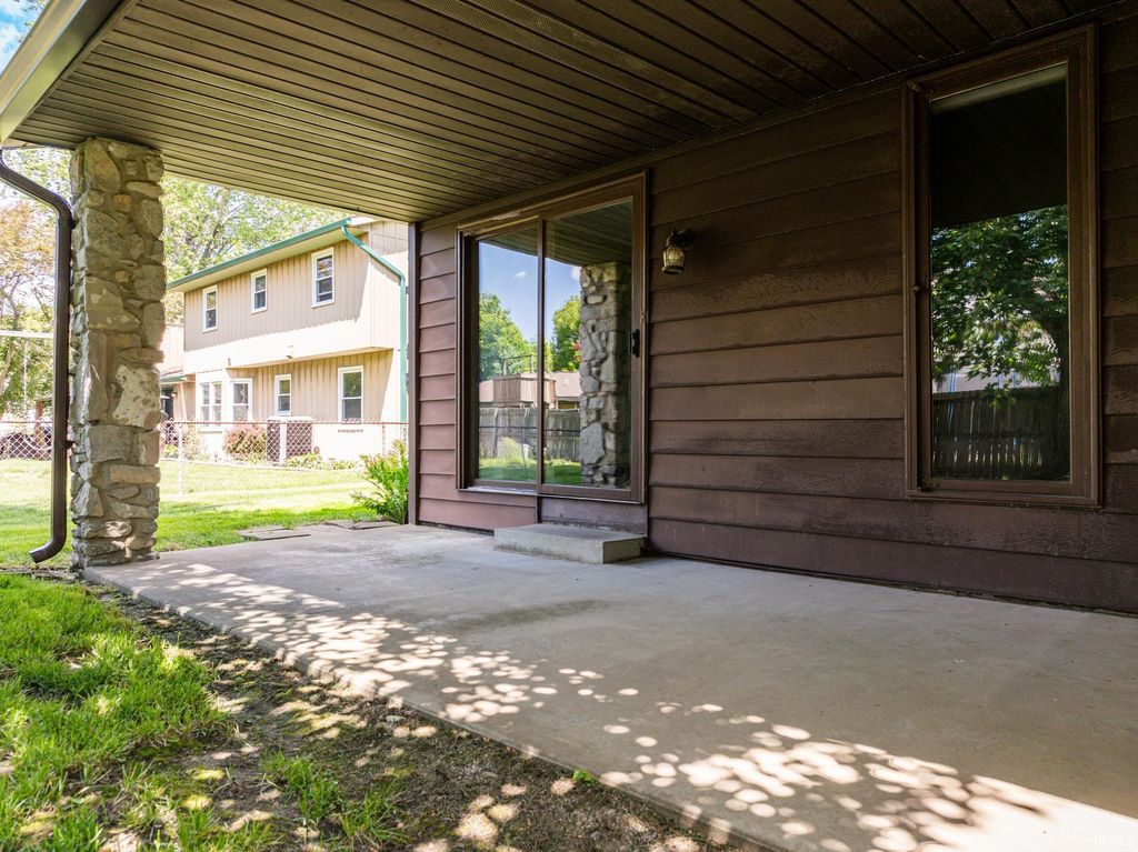 Photo of 1009 S Stratford Court, Yorktown, IN 47396 (MLS # 202618082)