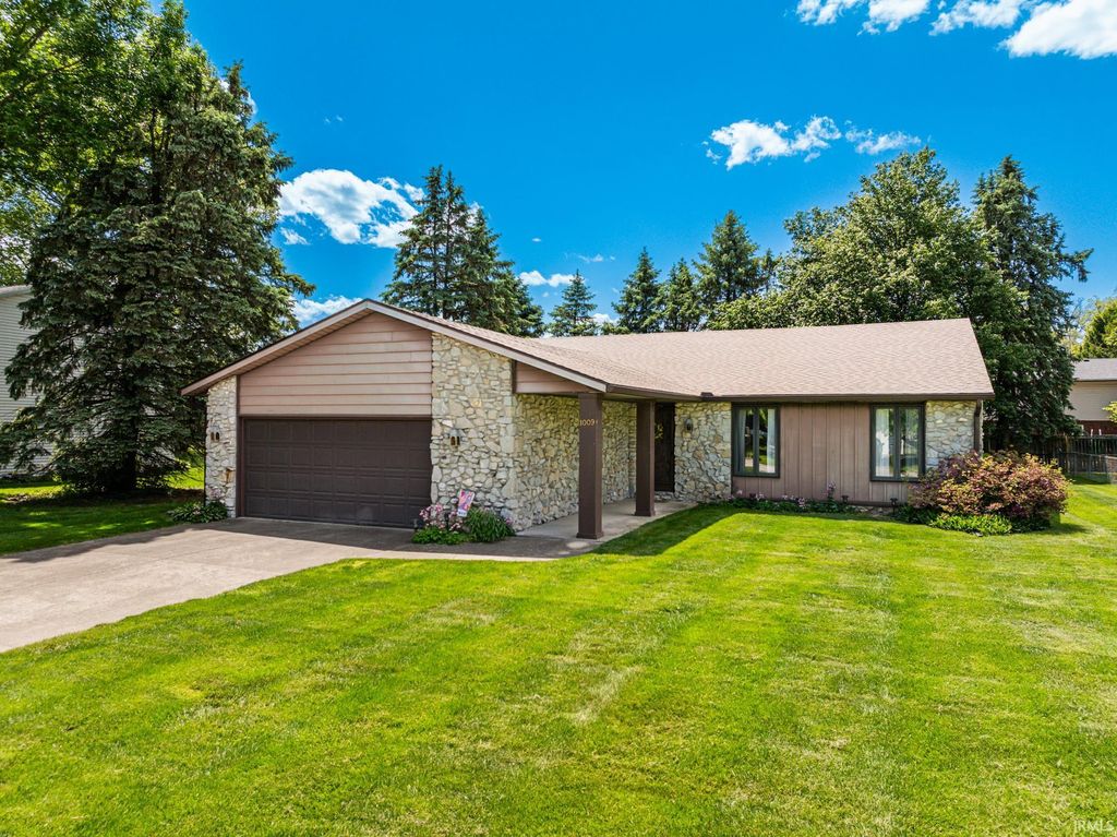 Photo of 1009 S Stratford Court, Yorktown, IN 47396 (MLS # 202618082)