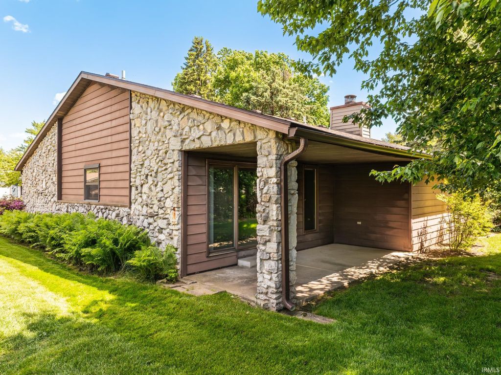 Photo of 1009 S Stratford Court, Yorktown, IN 47396 (MLS # 202618082)