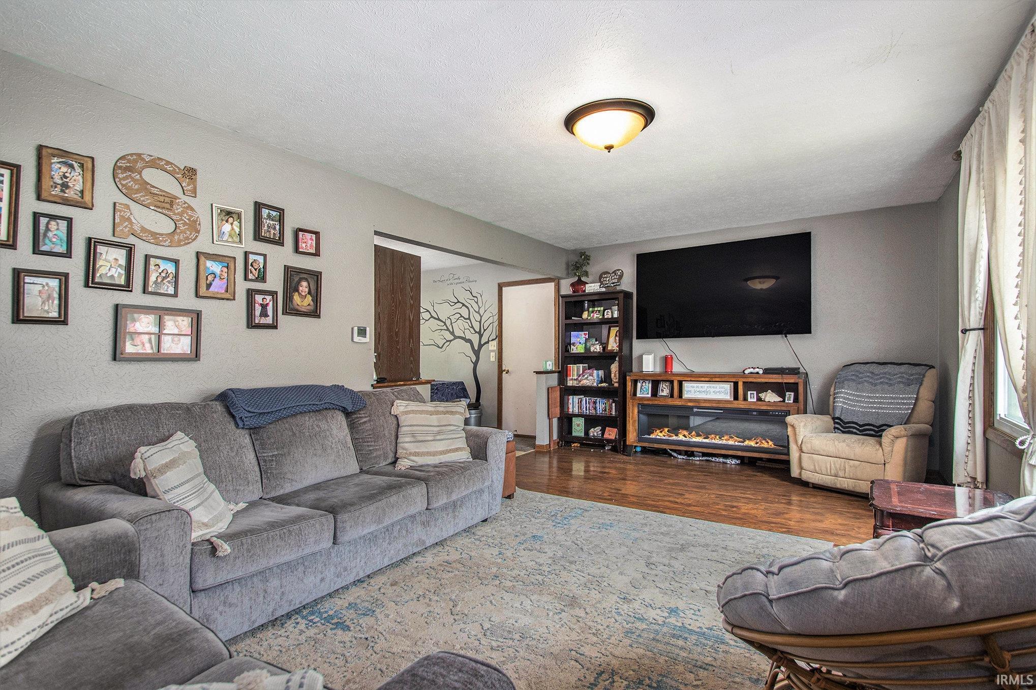 Elkhart, Indiana 46514, United States, 3 Bedrooms Bedrooms, ,2 BathroomsBathrooms,Residential,Pending,184515